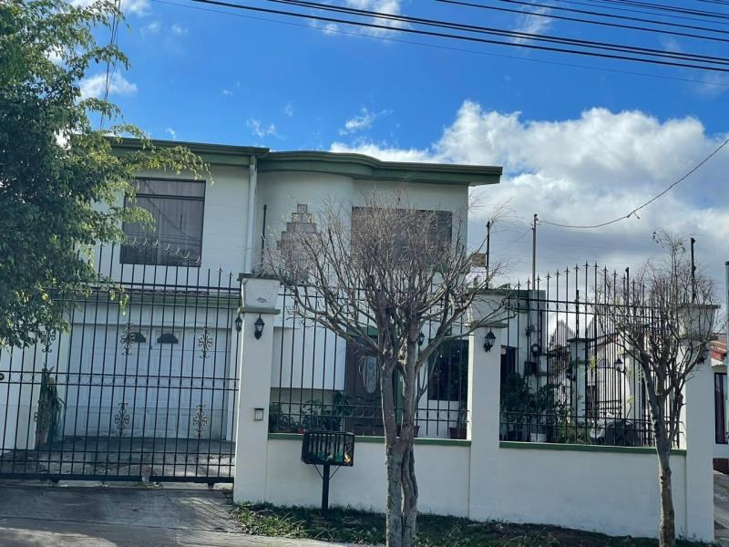 Tranquil Charm: Cozy Three-Bedroom Home in Santo Domingo de Heredia